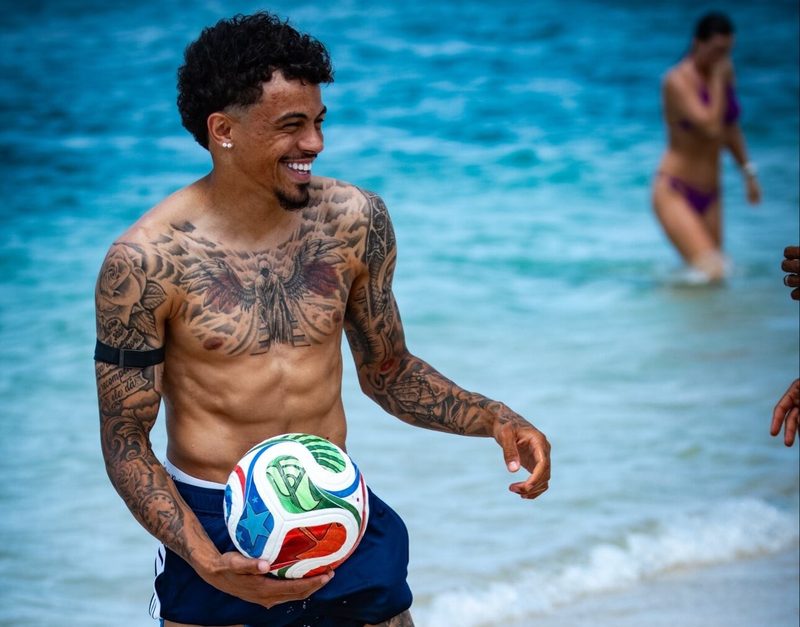Curaçao se prepara para a Copa com treino na praia e encontro com torcedores