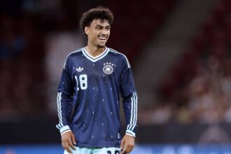 FC Bayern intensiviert Verhandlungen um Nathaniel Brown – Eintracht Frankfurt offen für Transfer