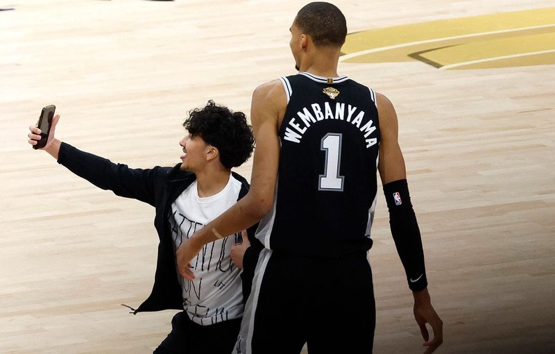 Le fan ayant tenté un selfie avec Victor Wembanyama banni à vie de la NBA