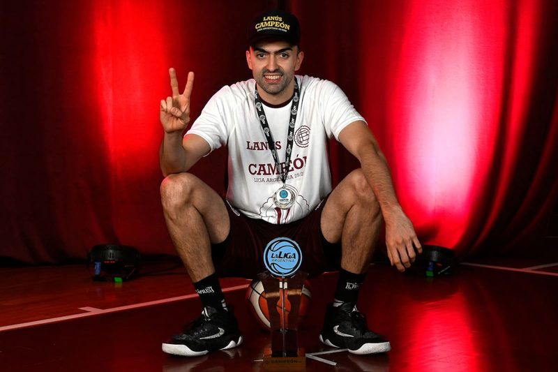 Joaquín Noblega, el basquetbolista que aprobó un examen en el micro y ascendió con Lanús