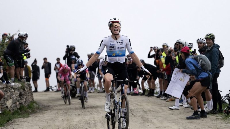 Demi Vollering triomphe dans une étape du Giro écourtée, Anna van der Breggen maintient le maillot rose