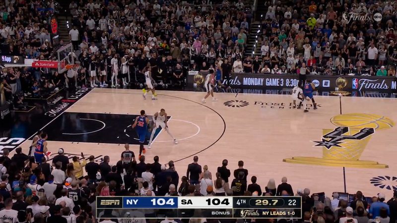 Los Knicks sorprenden a los Spurs en un final de locura y toman ventaja en las Finales