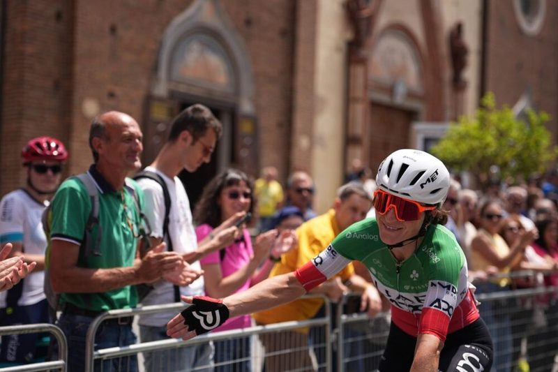 Elisa Longo Borghini trionfa nell'ultima tappa, ma Vollering conquista la maglia rosa