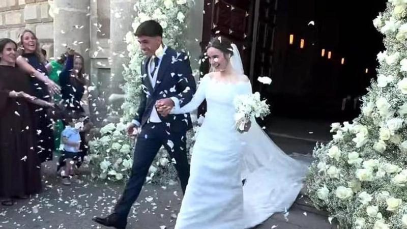 Omar Montes sorprende en la boda de Gabri Veiga y Carla Leins en Monforte