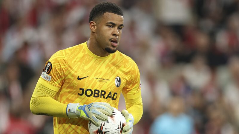 Noah Atubolu in der Zwickmühle: Real Sociedad zeigt Interesse an Freiburgs Keeper
