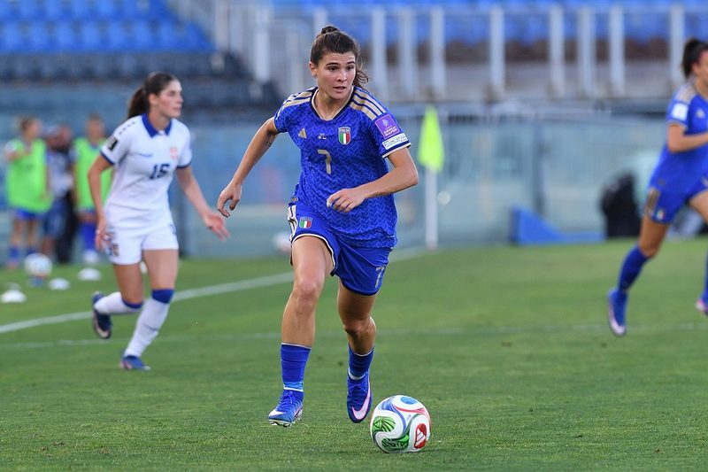 Nazionale italiana di calcio femminile in campo per i playoff verso il Mondiale 2027