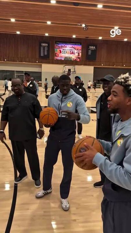 Senegal se diverte em visita ao CT do San Antonio Spurs antes de amistoso