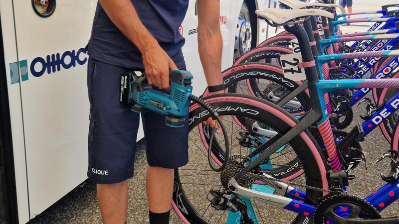 Dietro le quinte del Giro d'Italia: la sfida dei meccanici delle squadre