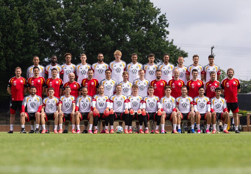 Alemanha surpreende com 27 jogadores na foto oficial da Copa do Mundo
