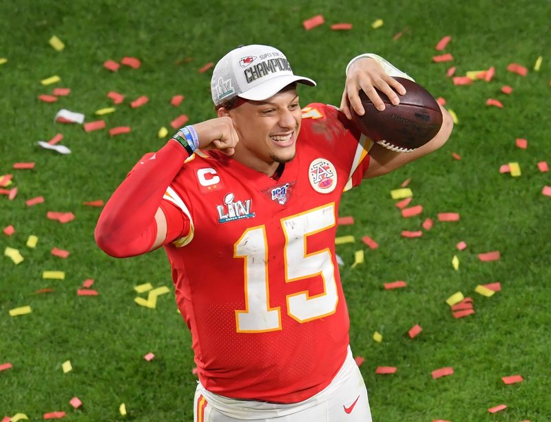 Patrick Mahomes renova com Chiefs e se torna o atleta mais bem pago da NFL até 2033