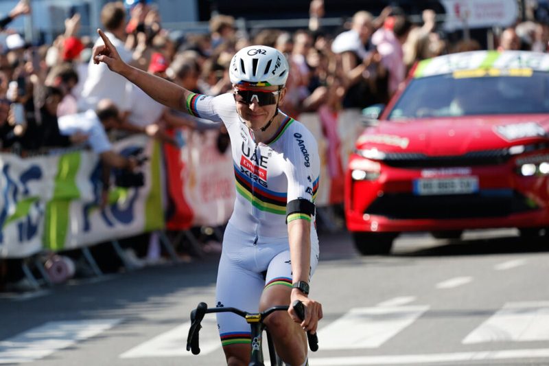 Tadej Pogacar si prepara al Tour de France dopo una stagione trionfale