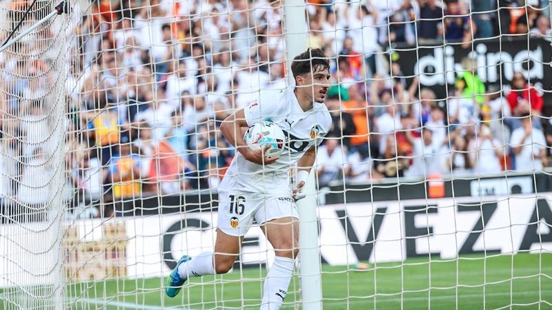 Diego López sufre grave lesión y estará fuera hasta enero de 2027