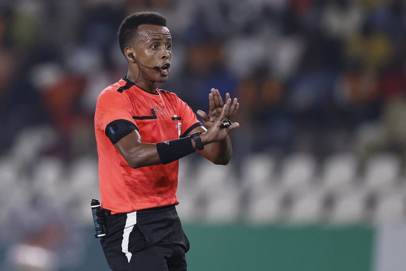 Omar Artan, árbitro somali, apitará a Supercopa da UEFA após ficar fora da Copa do Mundo