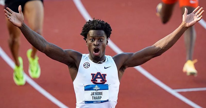 Tharp irrumpe en el atletismo y destroza el récord mundial de vallas universitarias