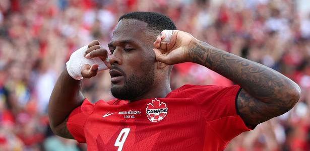 Cyle Larin se torna herói do Canadá com gol histórico na estreia da Copa do Mundo