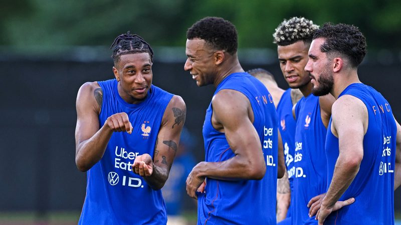 L'équipe de France acclamée par 400 fans : "Qui j'aime? Mbappé bien sûr !"