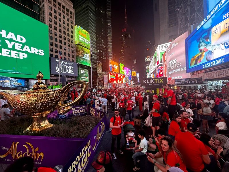 La fiesta mundialista de brasileños y marroquíes desborda Times Square antes del debut