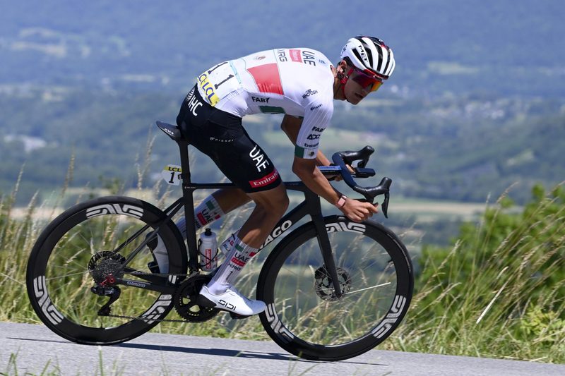Lotta per la maglia gialla nel Tour Auvergne-Rhône-Alpes: Del Toro e Jorgenson in duello