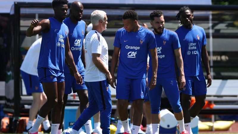 Le premier match des Bleus : Bixente Lizarazu prévient "Il va falloir se méfier du Sénégal"