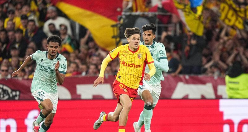 L'Olympique Lyonnais officialise le départ de Prince Mbatshi Mukuba, Lens prête Anthony Bermont