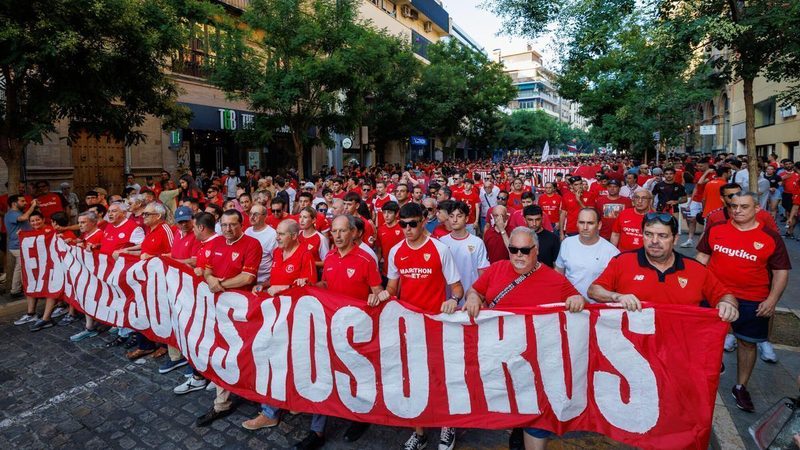 Aficionados del Sevilla FC se movilizan en protesta histórica bajo el lema 'SOS Sevilla FC'