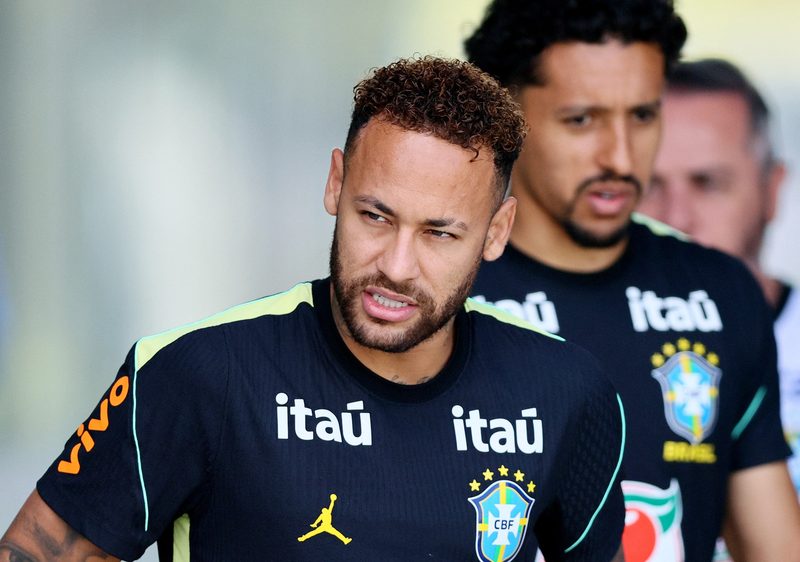 Neymar é reintegrado e recebe caloroso acolhimento da seleção brasileira