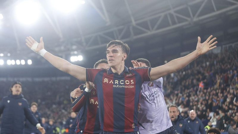 Carlos Espí: De héroe del Levante a estudiante universitario en sus merecidas vacaciones