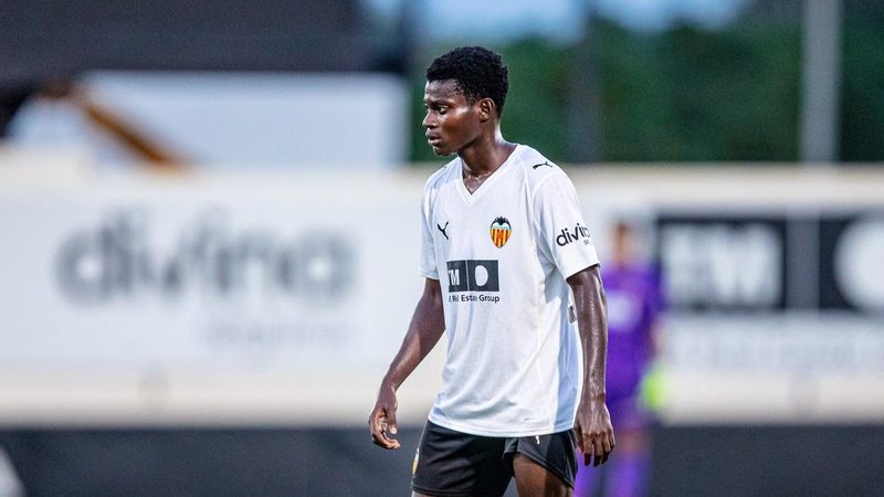 Leslie Okai asegura su futuro en el Valencia CF tras una destacada renovación