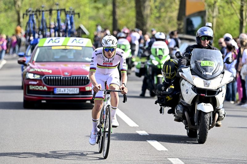 Tadej Pogacar sorprende al Giro di Svizzera con una fuga straordinaria di 70 km