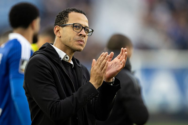 Le Paris FC envisage Liam Rosenior pour remplacer Antoine Kombouaré
