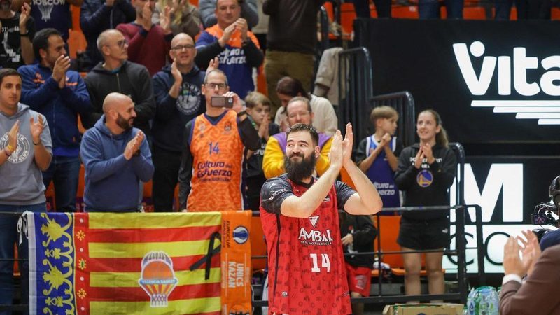 El emotivo homenaje a Bojan Dubljević en su regreso al Roig Arena