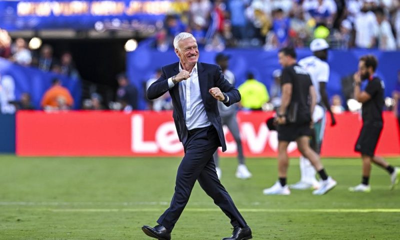 Le sélectionneur Didier Deschamps rend hommage à Éric Roy, ancien de l'OM