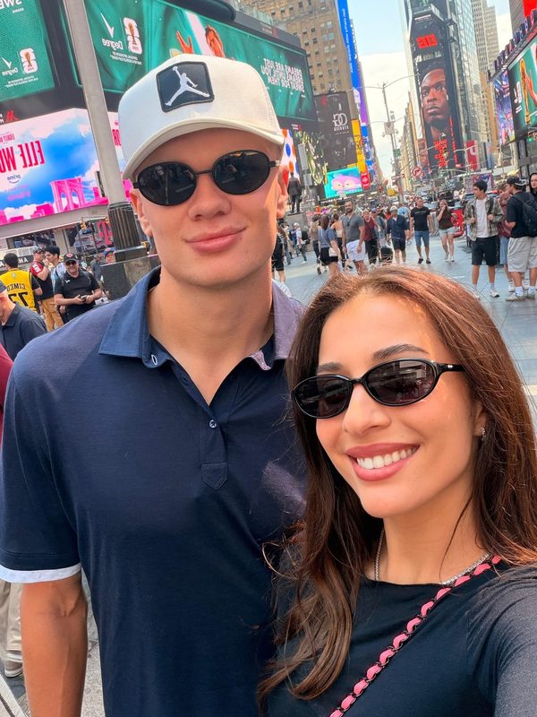 Haaland celebra gols na Copa com passeio romântico em Nova York