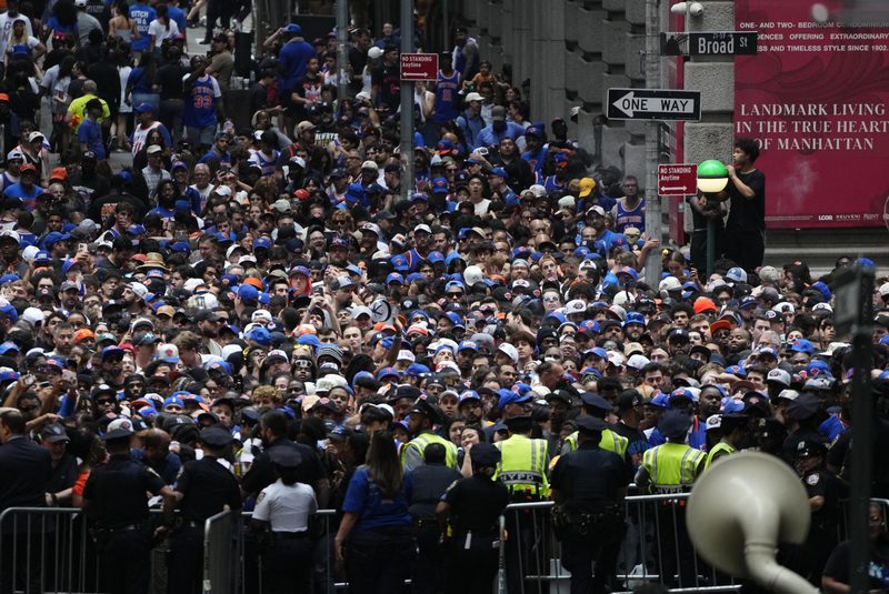 Manhattan se enche de alegria com a celebração do título dos Knicks na NBA