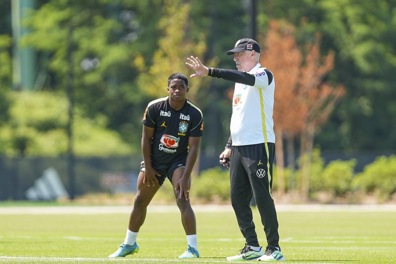 Comentaristas criticam falta de definição tática de Ancelotti na seleção brasileira