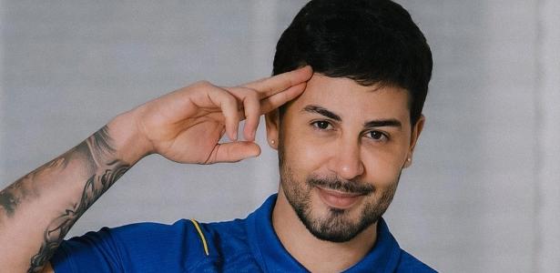 Chelsea lança novo uniforme com Carlinhos Maia como modelo da campanha