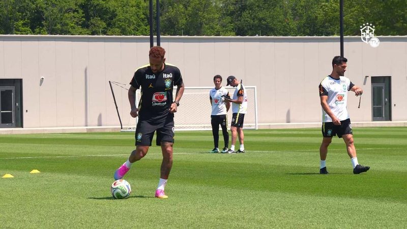 Neymar intensifica treinos em busca de retorno à seleção brasileira