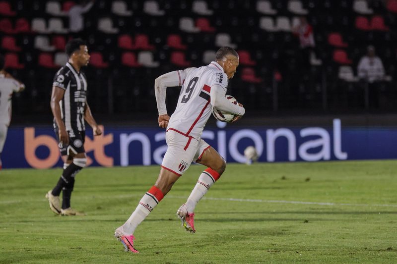 Hygor expressa descontentamento com vaias antes dos jogos do Botafogo-SP