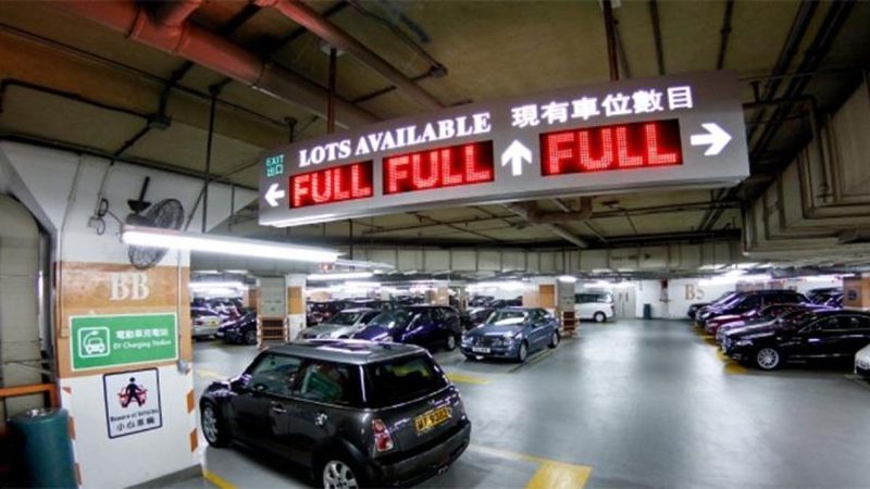 Posti auto da mille e una notte: quando il parcheggio supera il prezzo di una villa