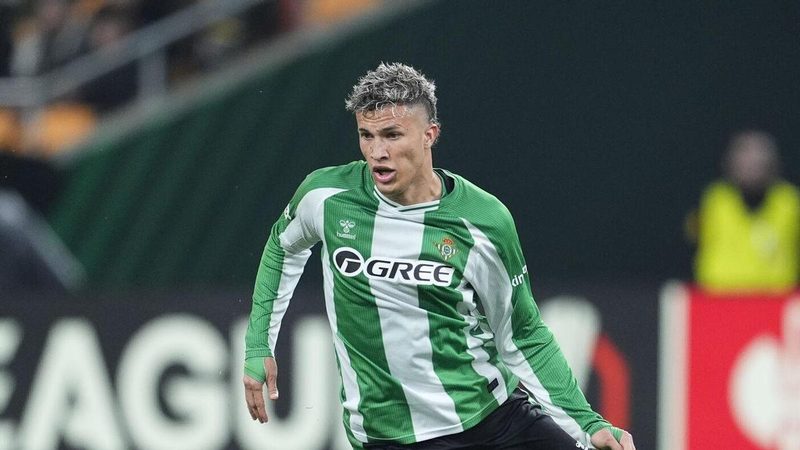 El Betis modifica su postura y solo considera la venta total de Deossa a River Plate