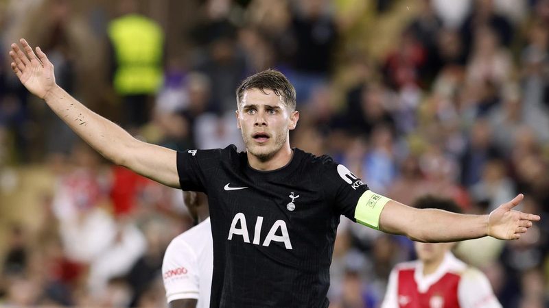 Barça y Liverpool intensifican su interés en Micky van de Ven del Tottenham