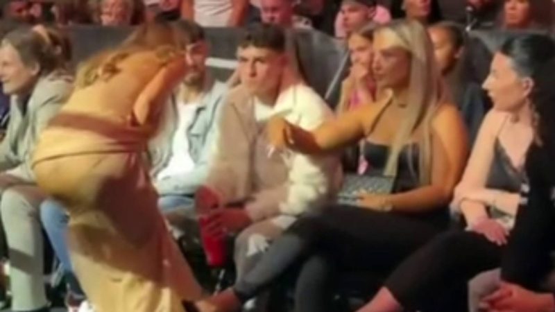 Phil Foden se queda sin Mundial y su novia evita selfie con actriz polémica