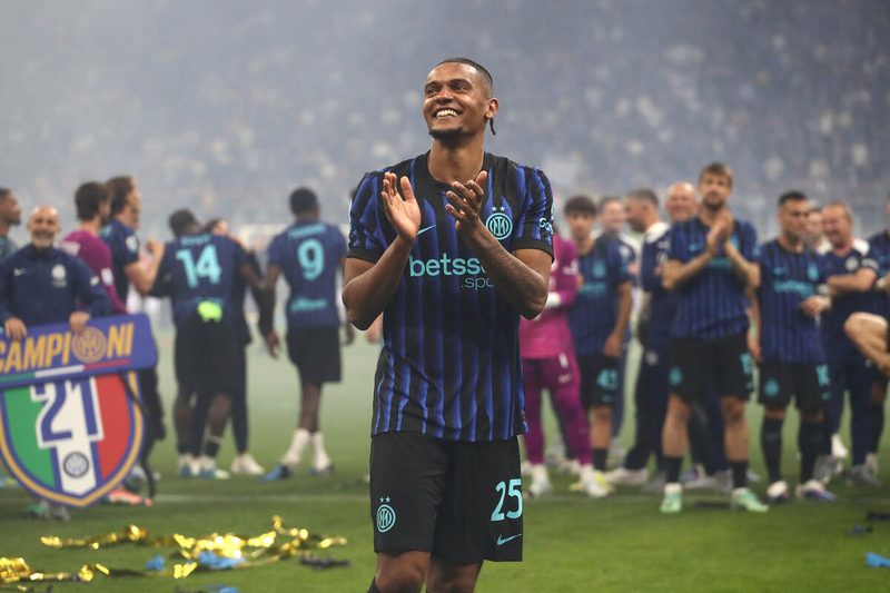 Akanji sorprende la notizia del rinnovo di Chivu: "Non avevo visto!"