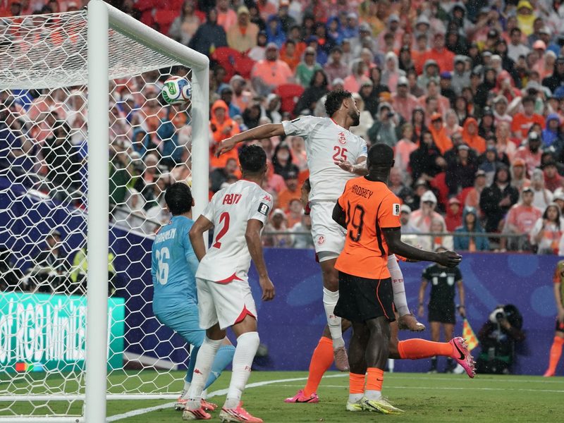 Túnez sorprende al iniciar el segundo tiempo contra Países Bajos con dos jugadores menos