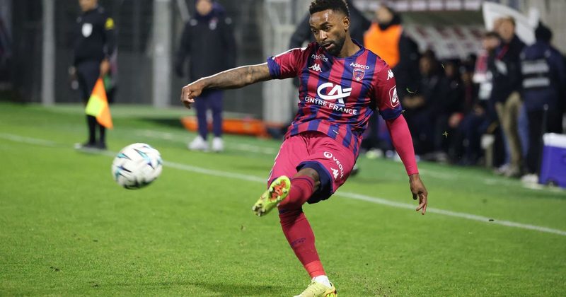 Le Clermont Foot prolonge Vital Nsimba pour une saison supplémentaire