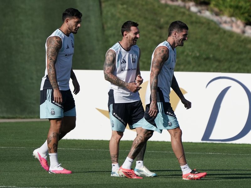 De Paul reflexiona sobre Messi: "Nos toca fibras muy profundas"