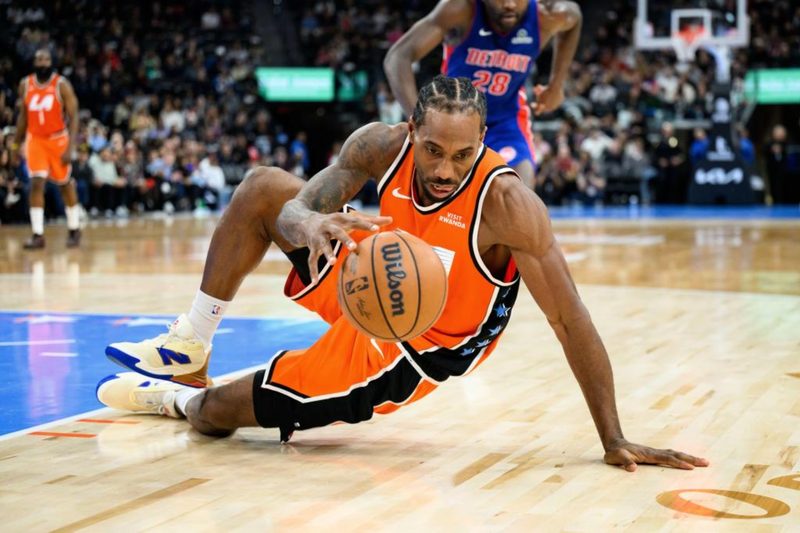 Paralizan el traspaso de Kawhi Leonard a los Raptors por investigación en su contra
