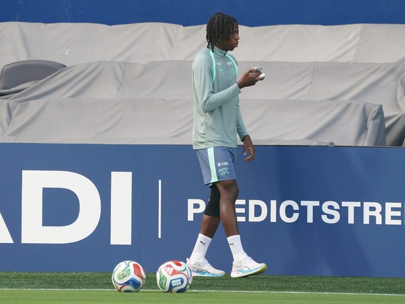 La incertidumbre rodea a Johan Manzambi antes del crucial duelo contra Argentina