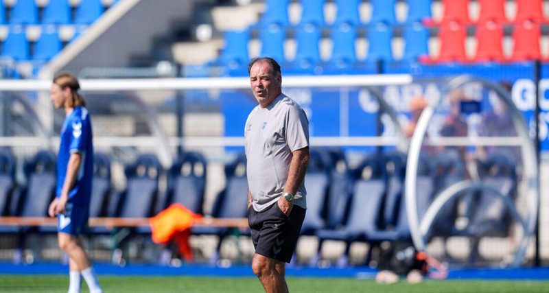 L'US Concarneau s'incline face au FC Lorient : Stéphane Moulin évoque des corrections à apporter