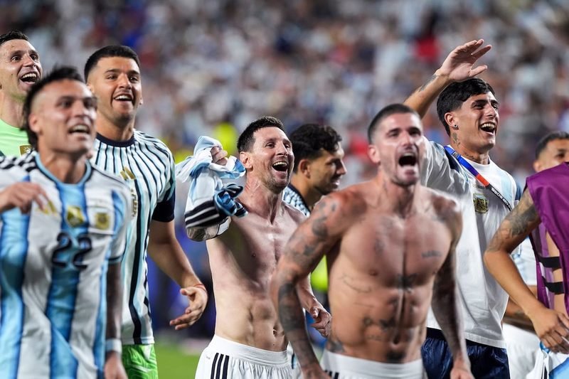 Argentina avanza a semifinales: Messi brilla y sus goleadores responden ante Suiza